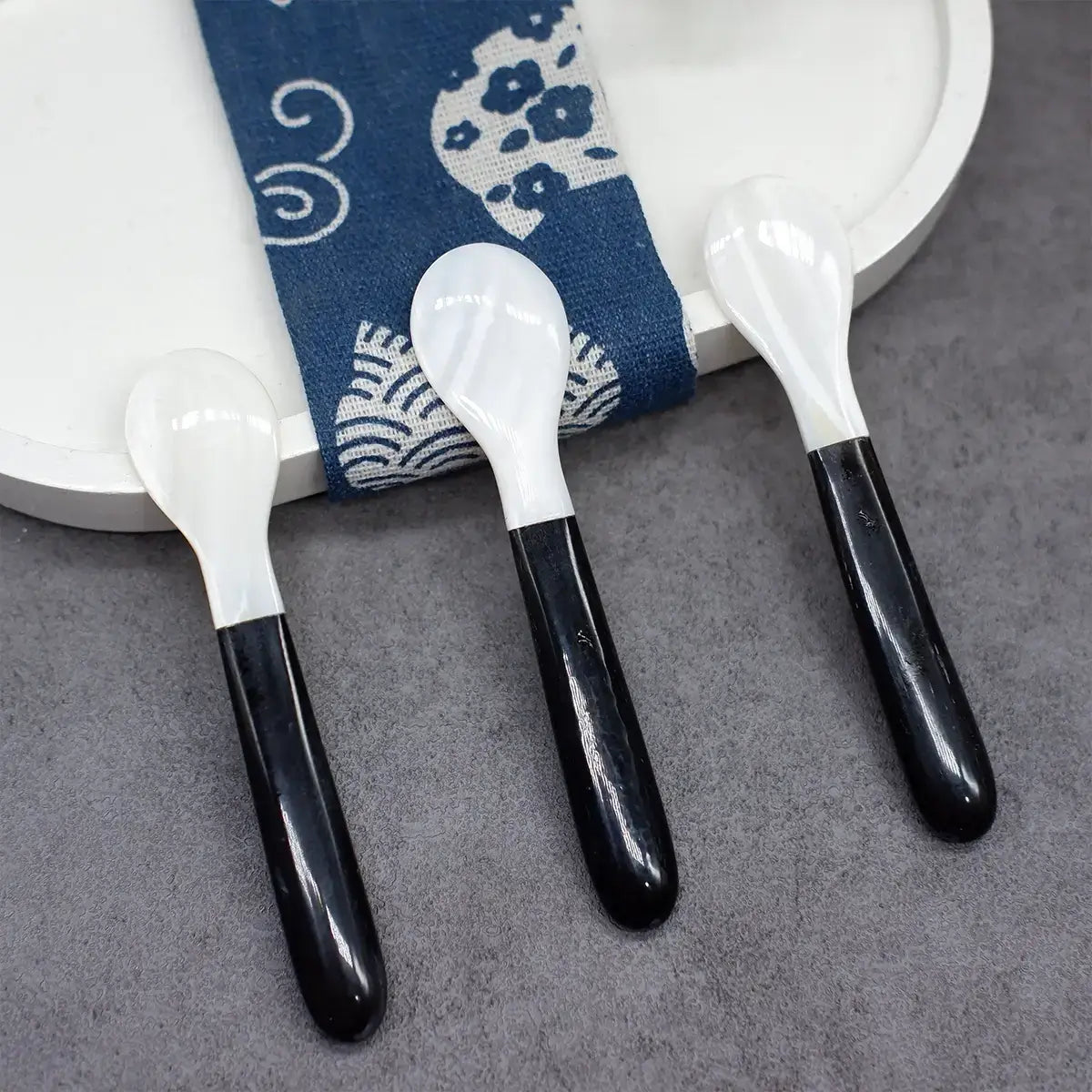 Cuillère de caviar avec poignée en bois (1 pièce)